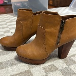 GB platform heel Cognac Brown ankle boots